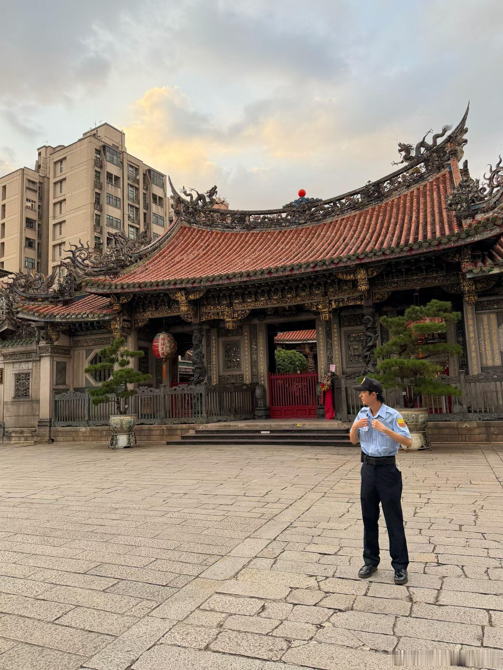 农历五月二十四，祝您祝我和家人：四季平安，身體健康，心想事成。 中国台湾·艋舺龙