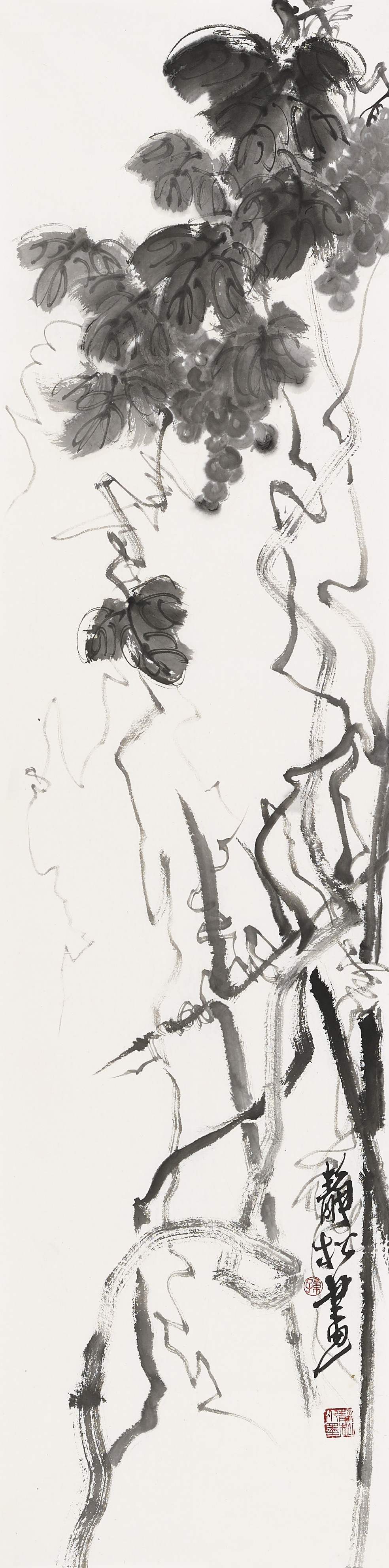 《以墨为酒，醉卧清秋》这幅画中，葡萄藤蔓的线条洒脱不羁，墨叶层层晕染，仿佛能闻到