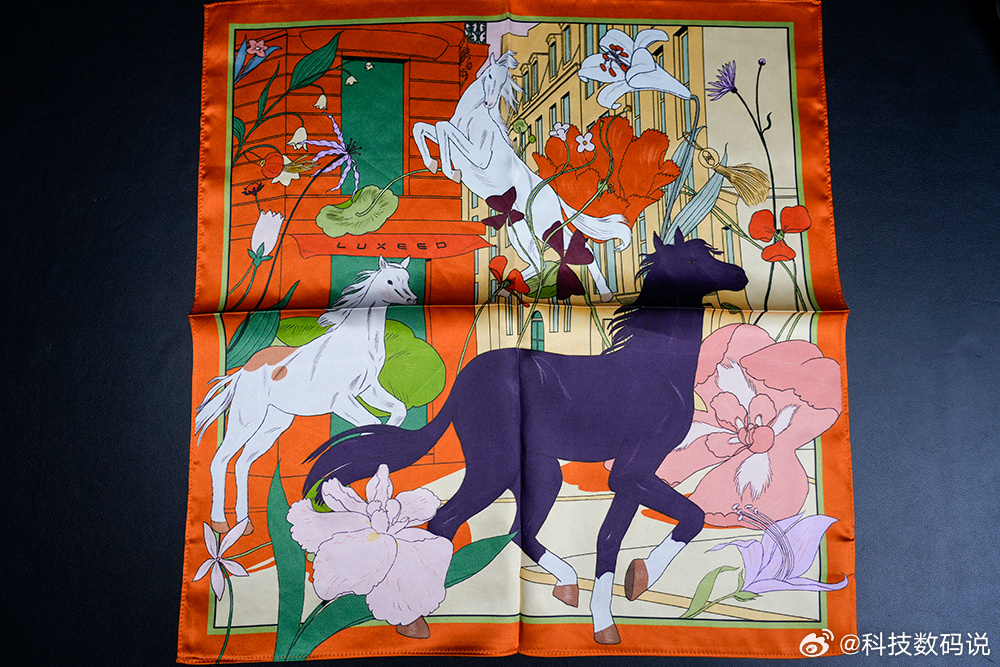 智界大有可玩，太会玩了！不愧是时尚先锋科技品牌，智界开骉丝巾时尚又好看。作为车主