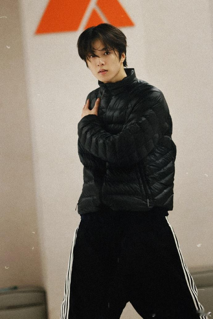 刘耀文每一张都露出耳环刘耀文今天也来个羽绒服套餐今天也来个羽绒服套餐，这也太帅了