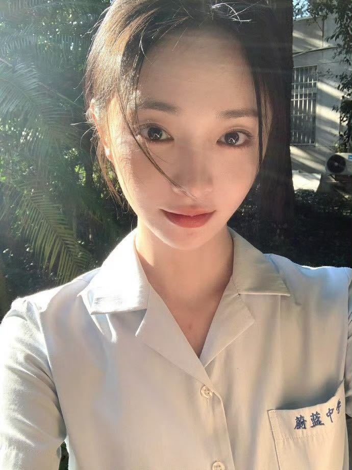 周洁琼走出剧本的少女周洁琼校园剧照好有代入感旧课桌椅，开阔的天台，少年少女并肩站