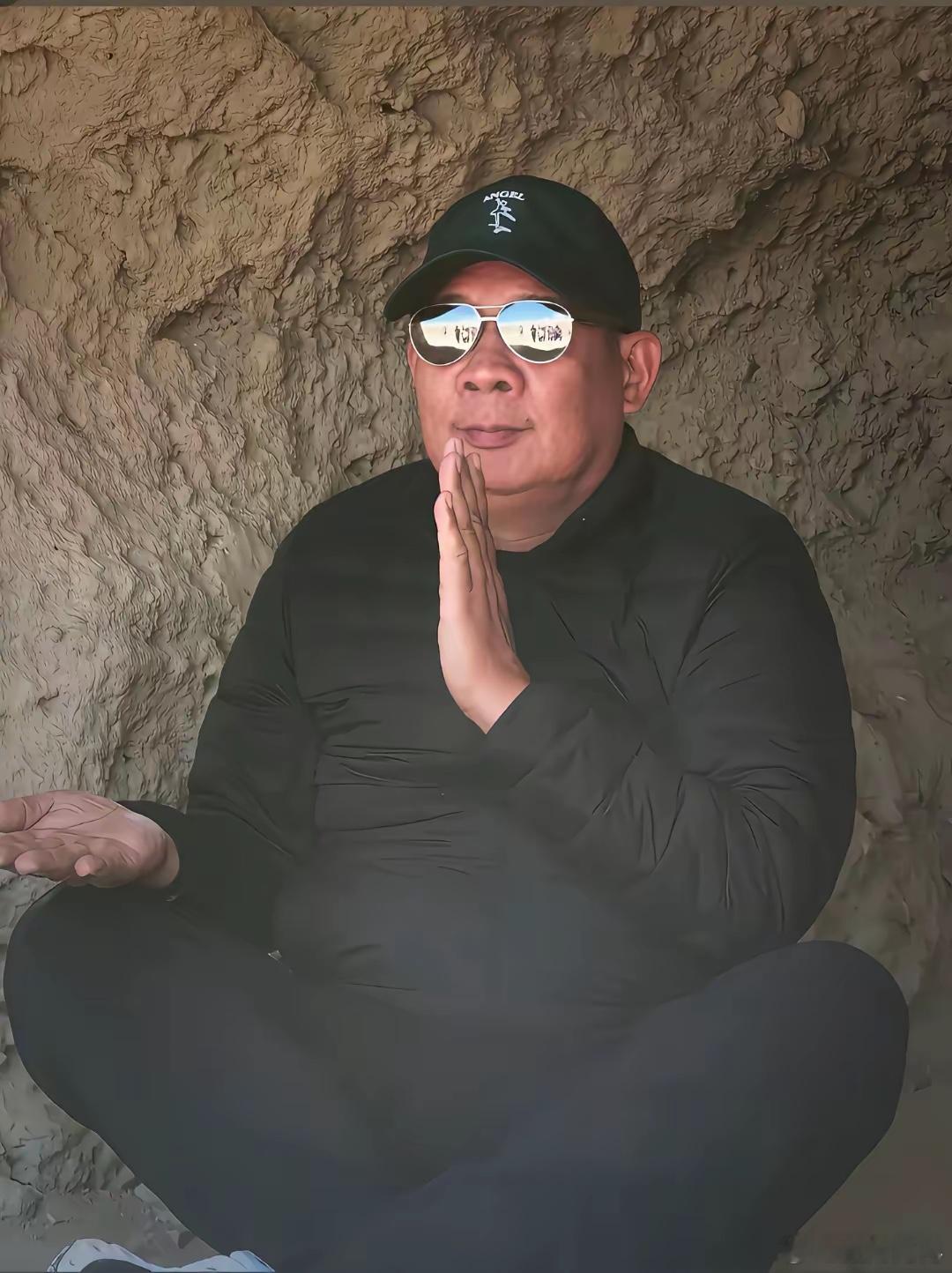 看到于东来力挺韩红我才明白李亚鹏有多清醒他既是嫣然的发起人，同样也是韩红基金会的