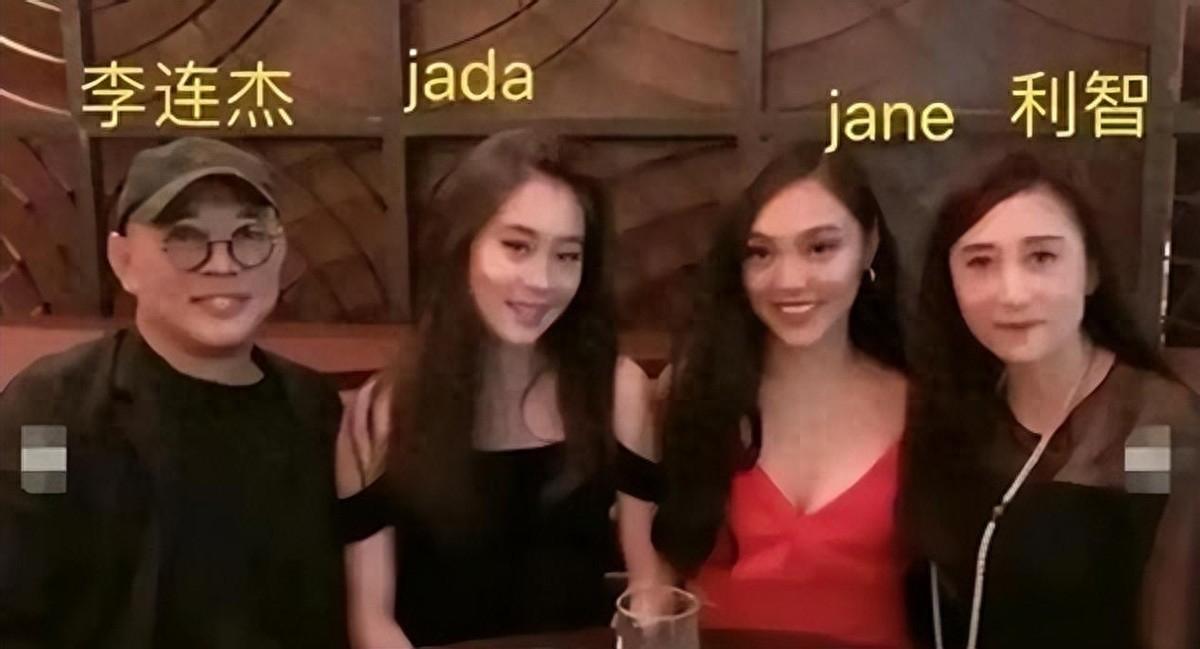 李连杰父亲节晒四女合照，揭李苔蜜三十载隐秘人生。
晚年李连杰 李连杰鲁豫有约 