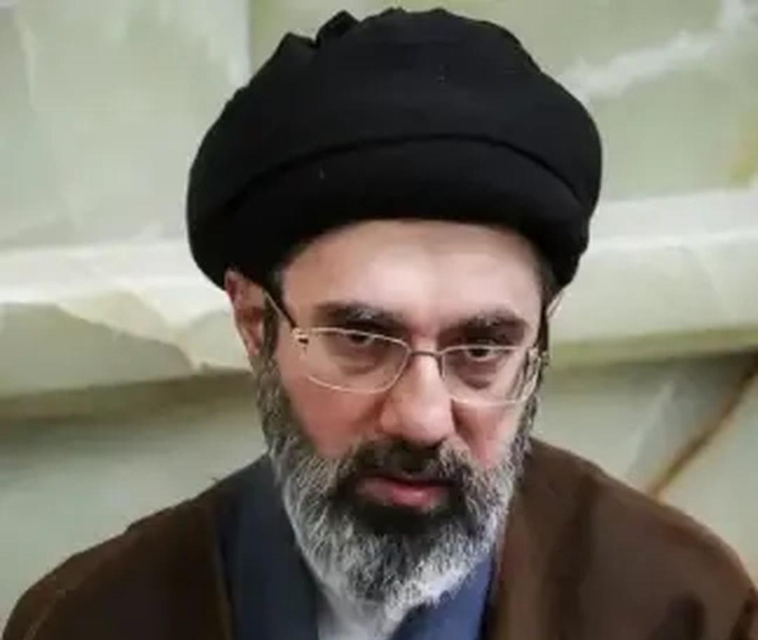 伊朗这次总算开窍了！之前总觉得是装备不够好、雷达不够灵，跟美国对着干总吃亏。直到