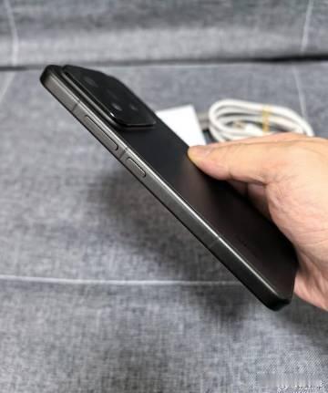 小米15真实报告💅🏻手感单手刷剧时镜头模组完全不会顶手心，重点表扬重量控制，