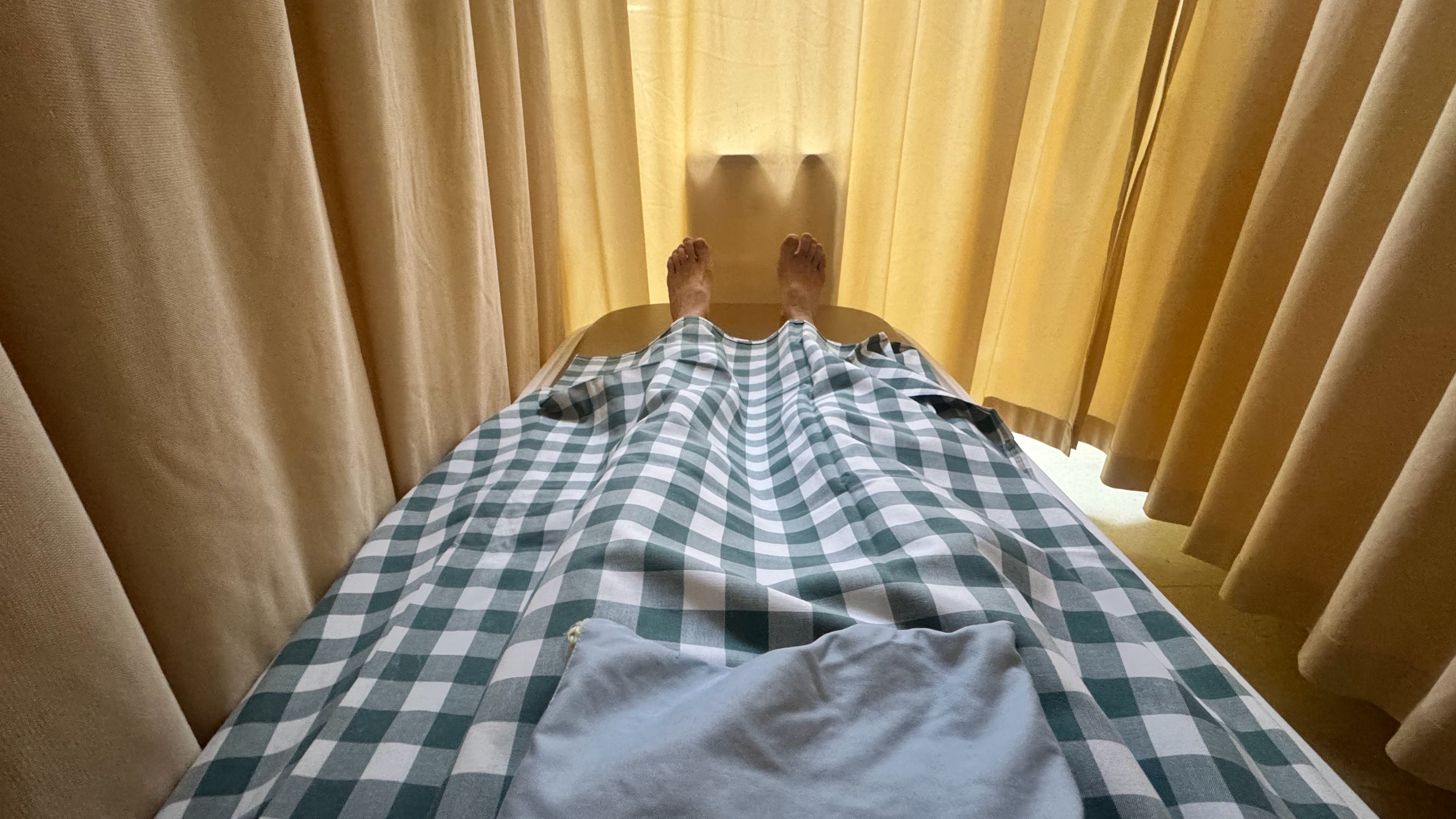 又到了脱精光后，护士进来擦药环节….🧑🏻⚕️：你是做什么工作的哒？👩🏻：