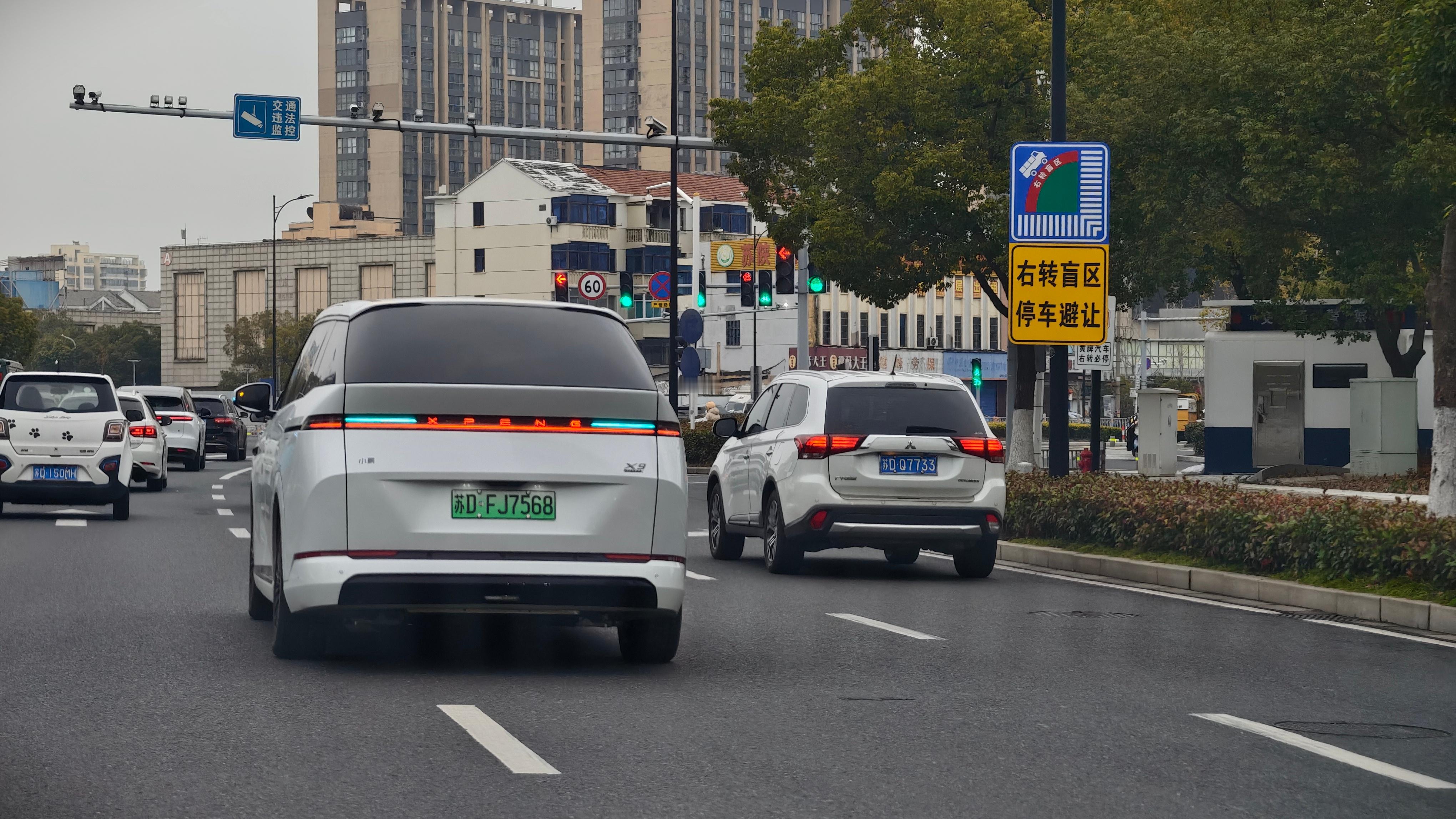 上班啦，看到一辆开着小蓝灯的超级增程X9，说实话现在开着小蓝灯的车可见度越来越高