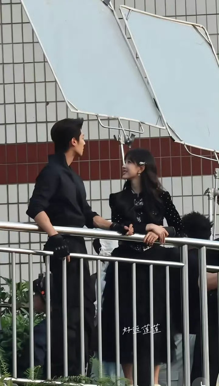 感觉陈都灵还是适合搭有身高体型差的男演员 