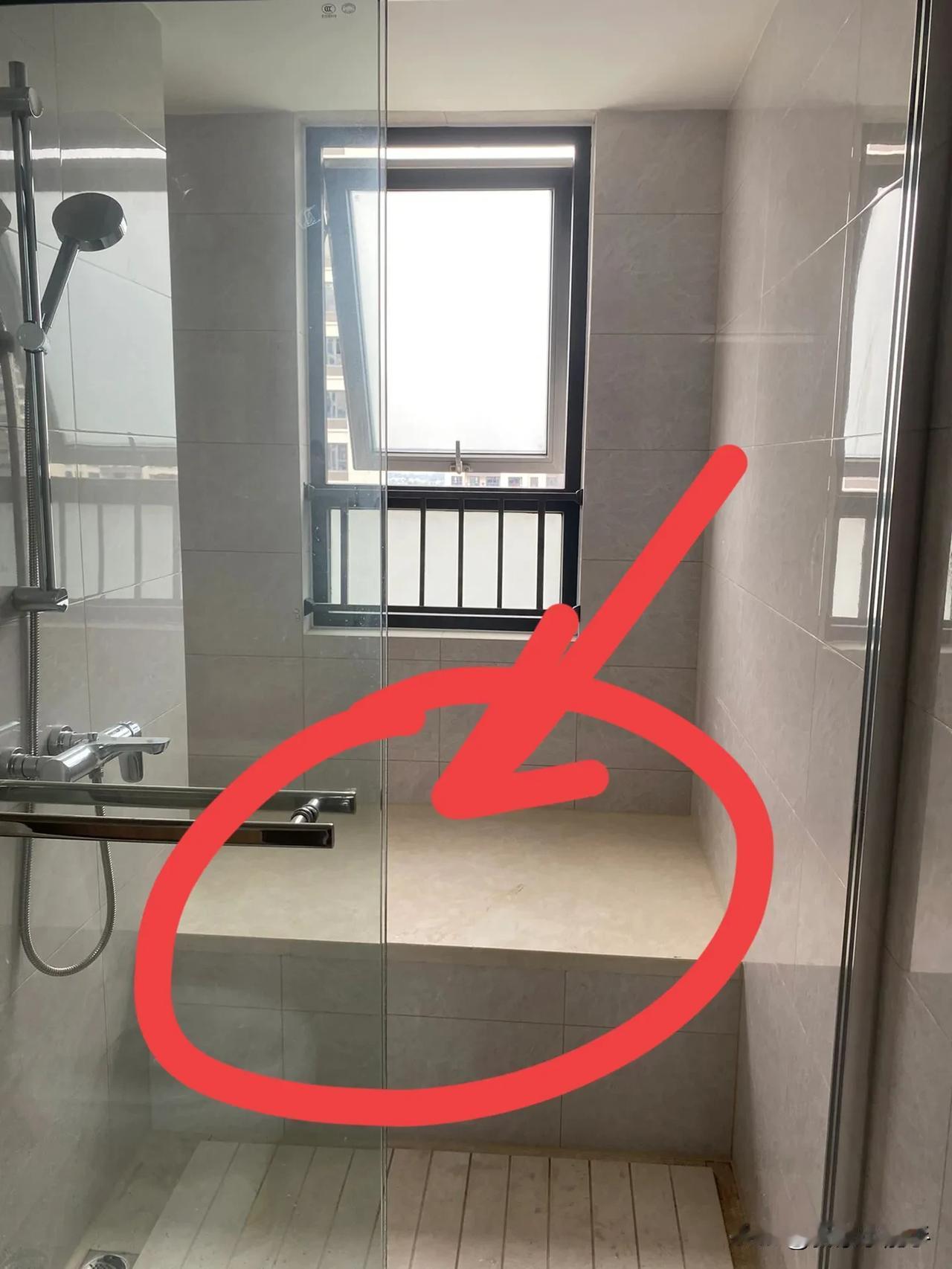 我就是想问问开发商，卫生间凸进来这块假飘窗是用来干嘛的呢？
本来空间就很小了，还