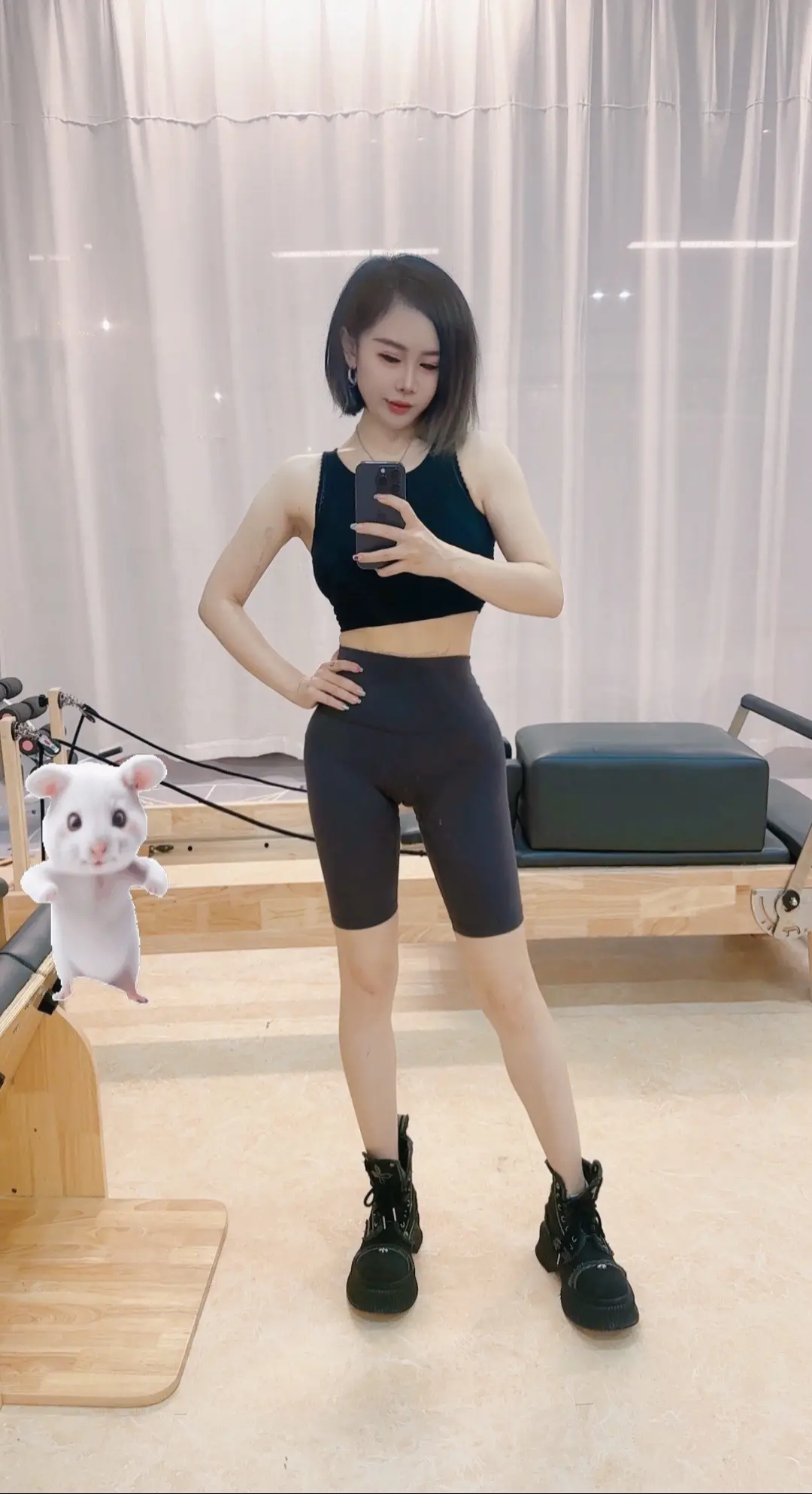 保持身材的秘密就是，不吃男人画的大饼