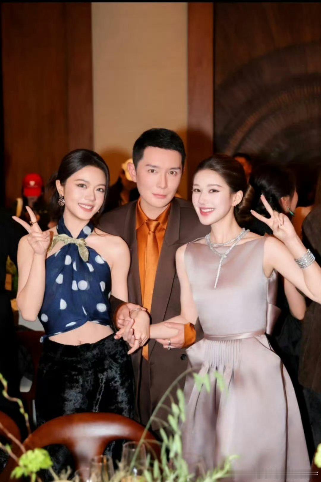赵露思赵今麦vogue活动合照，可可爱爱 