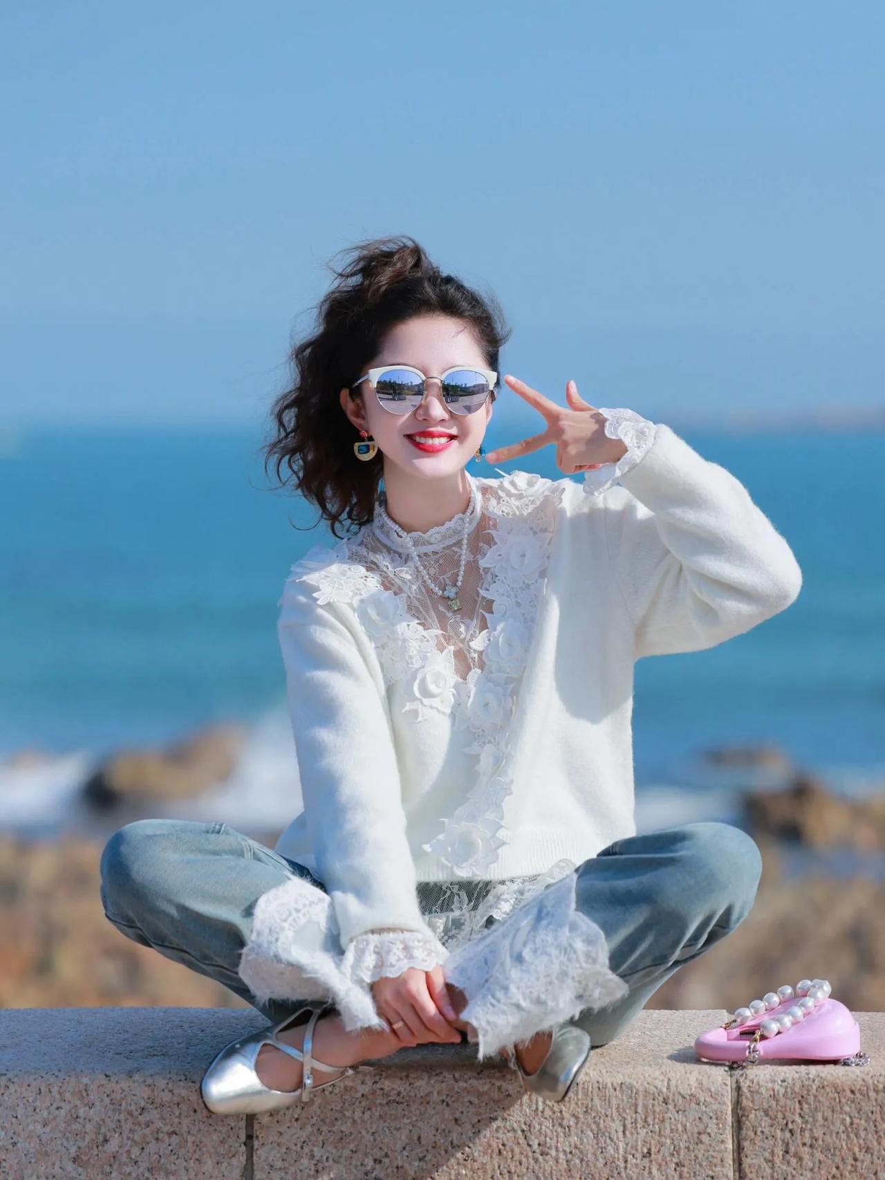白衣轻纱映海蓝#微笑自信展英姿#美景如画俏佳人# 时尚阳光穿搭