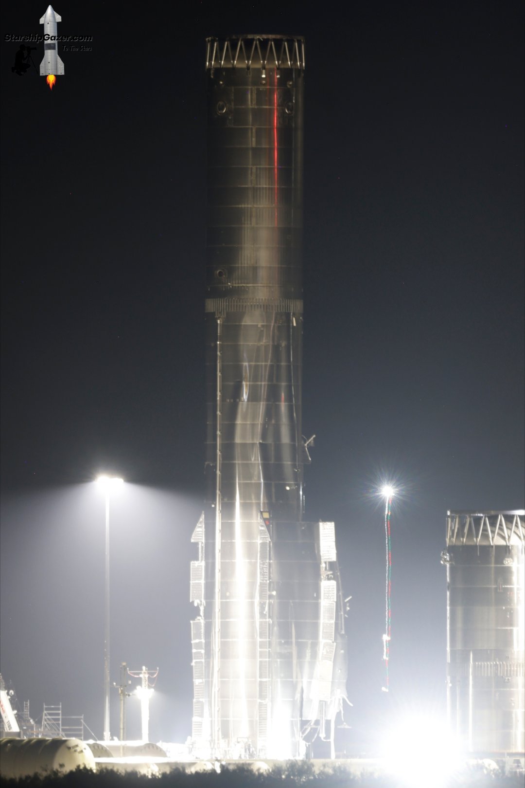 火箭贮箱部分看起来损坏蛮严重的。 