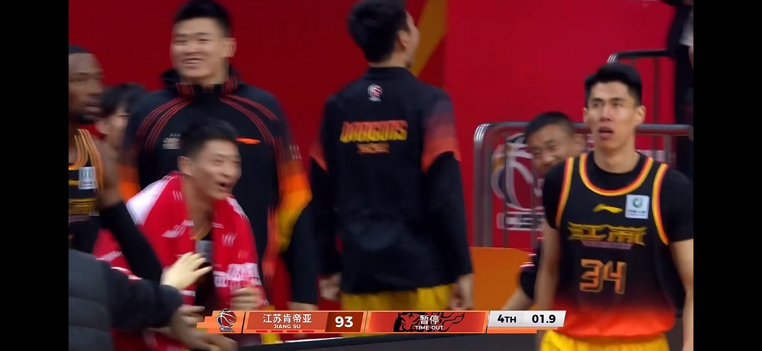 吴羽佳命中打板三分，帮助江苏队93比92反超广东队，比赛还剩下1.9秒