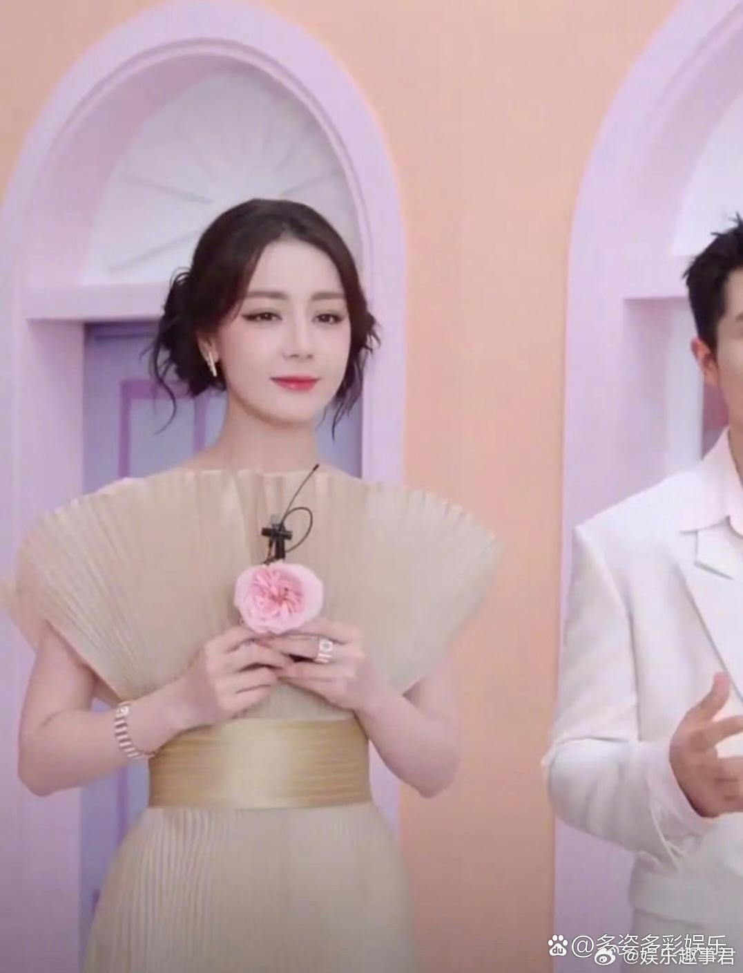 迪丽热巴直播迪丽热巴穿着高定裙直播，状态非常好，就是挽起头发， 