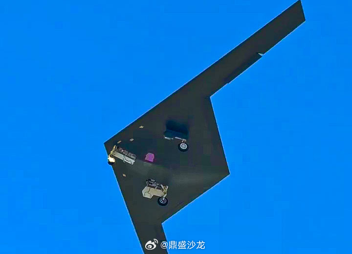 烽火问鼎计划  最近有人在希腊拍到了RQ-180隐身无人机的图像，其机身下方有大