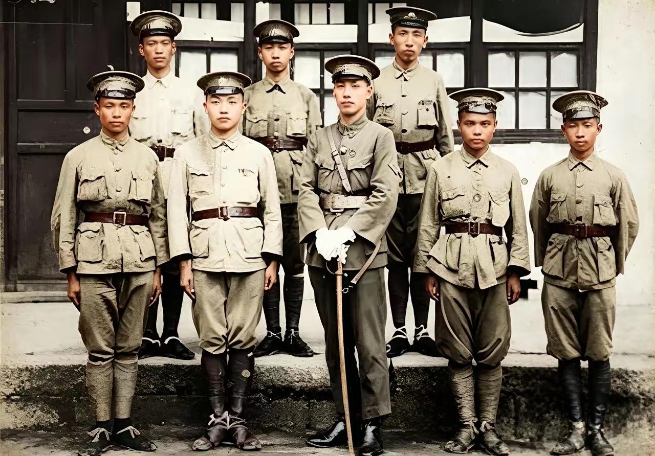 1925年9月6日，蒋介石和黄埔军校二期7名优等毕业生拍下这张毕业合影。我打赌，