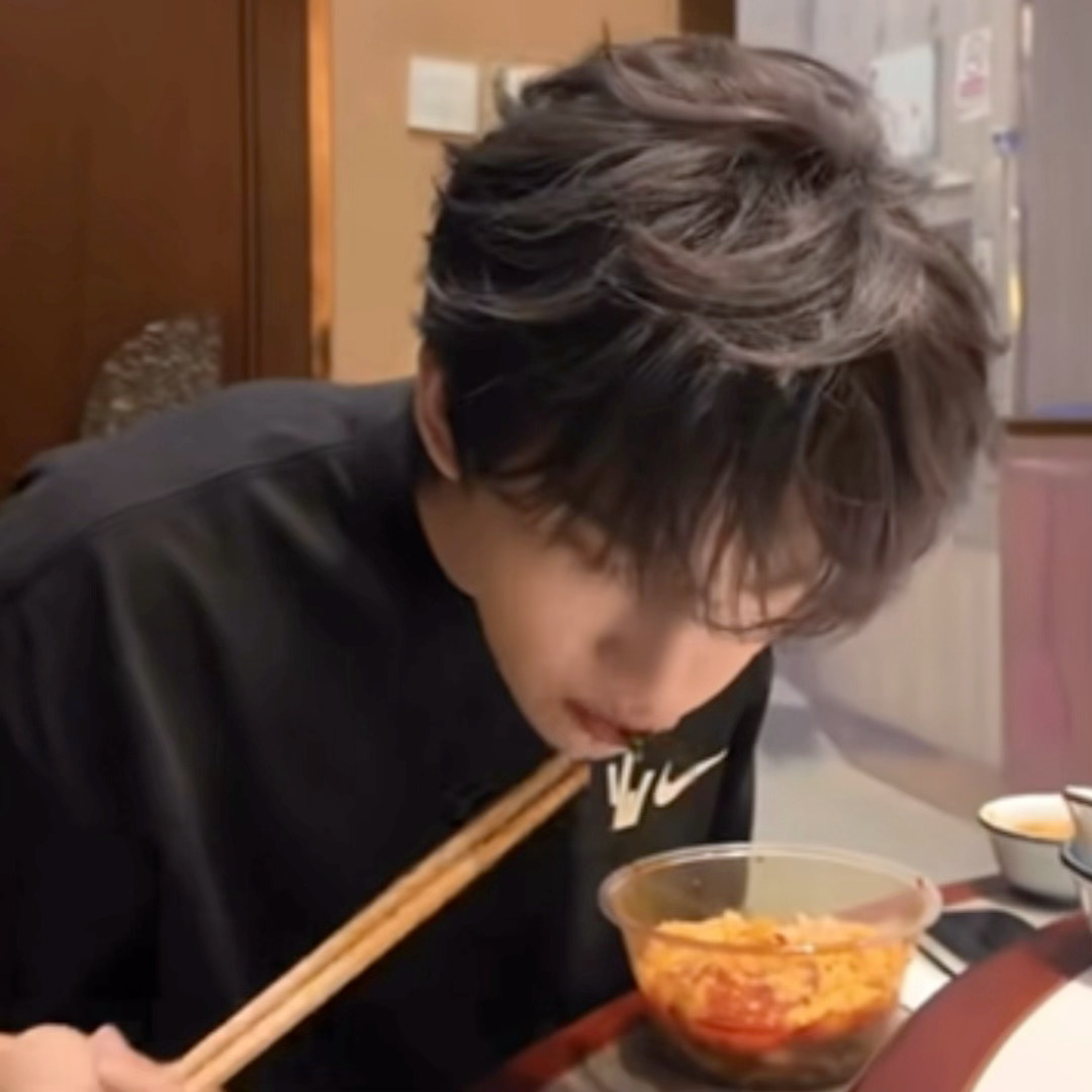 不清楚 反正又是一期狗狗进食栏目 ​​​