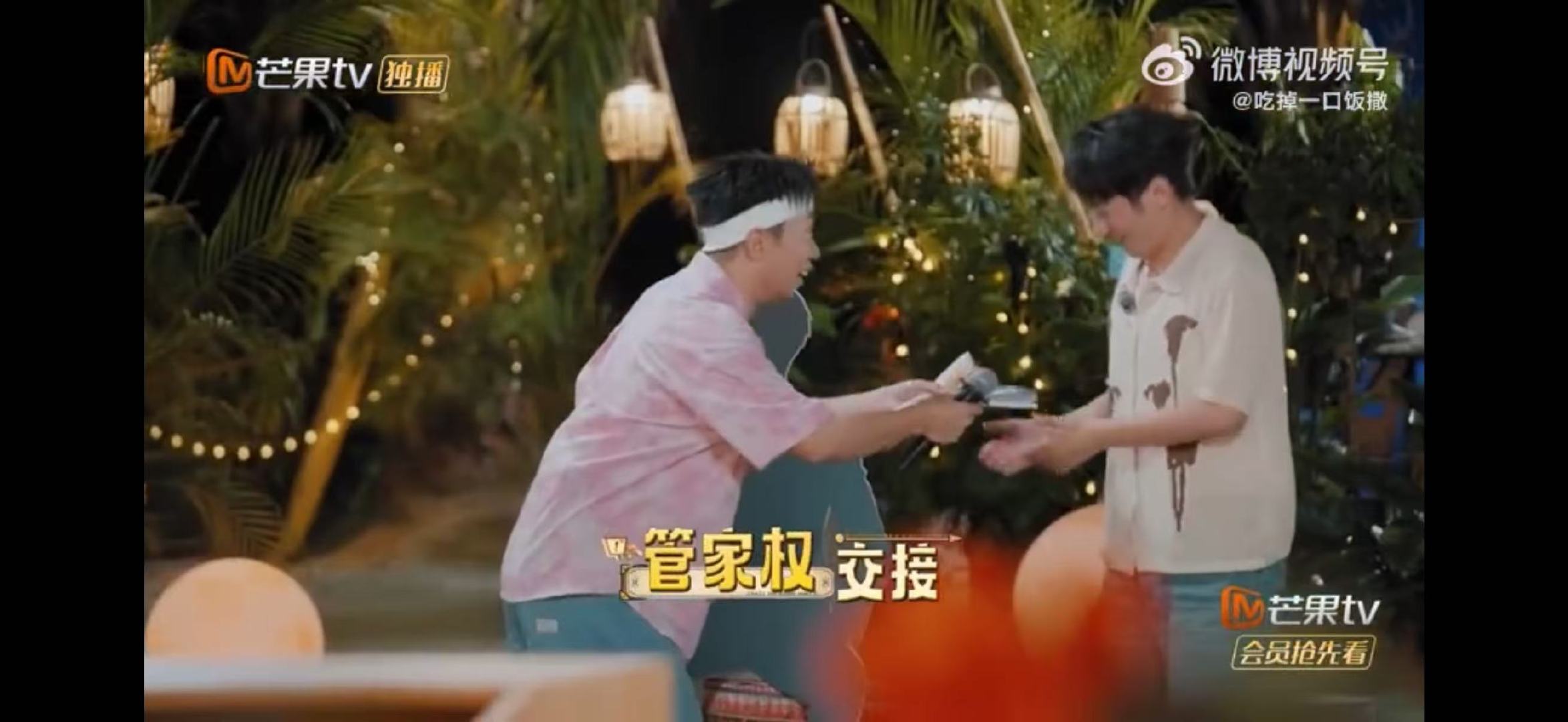 维嘉王安宇黄子弘凡结拜这段反转笑点拉满，俩人调侃杨迪，撞见维嘉慌忙滑跪，干脆就地