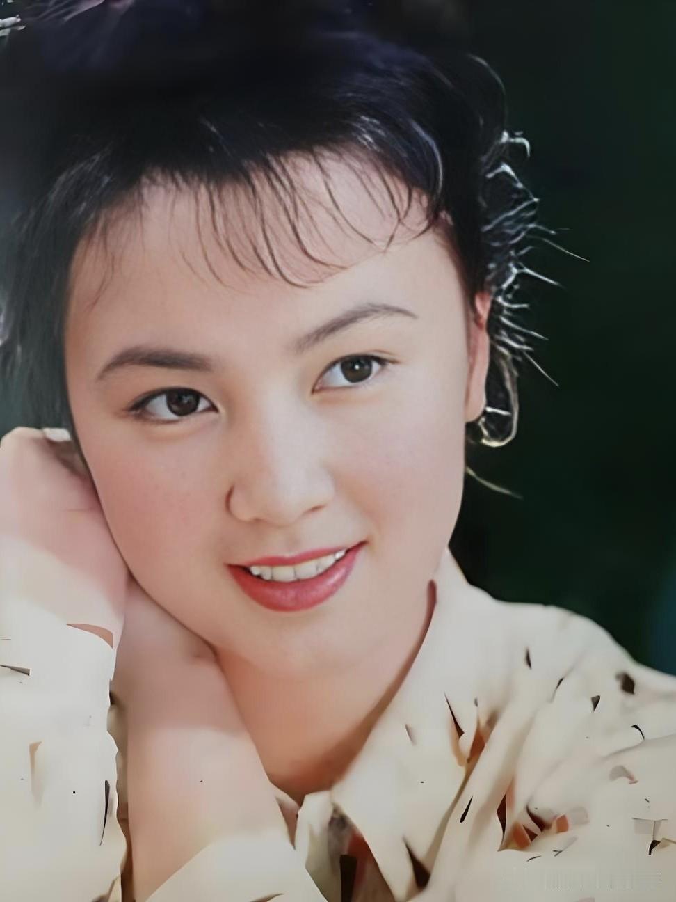 赵静：眉眼如画，气质如兰。从《海之恋》到《笔中情》，她用细腻演技诠释东方女性的温