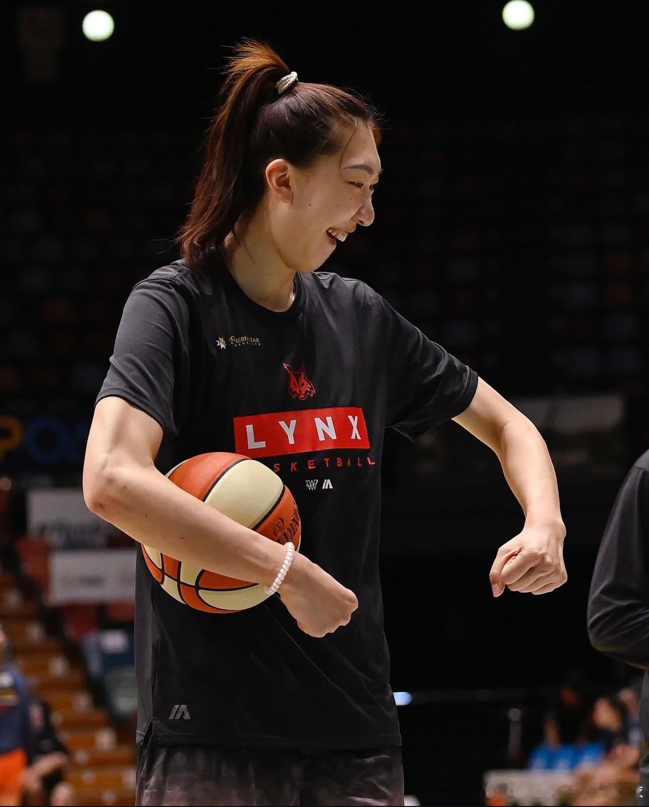 查了一下，韩旭目前打了三场之后，场均23分，窜升到WNBL赛季得分榜第一位，真正