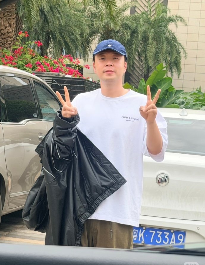 杜海涛站在车边让粉丝拍照网友街边偶遇 问能不能拍照，海涛哥非常配合的站在车边等车