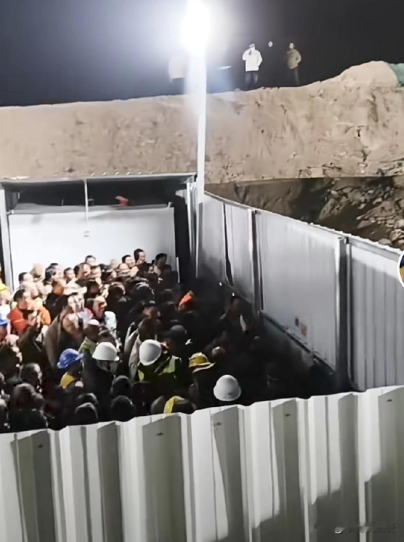 年度第一件犯众怒的事情来了，
某建筑公司为了不让建筑工人出去吃饭，竟然直接一个大