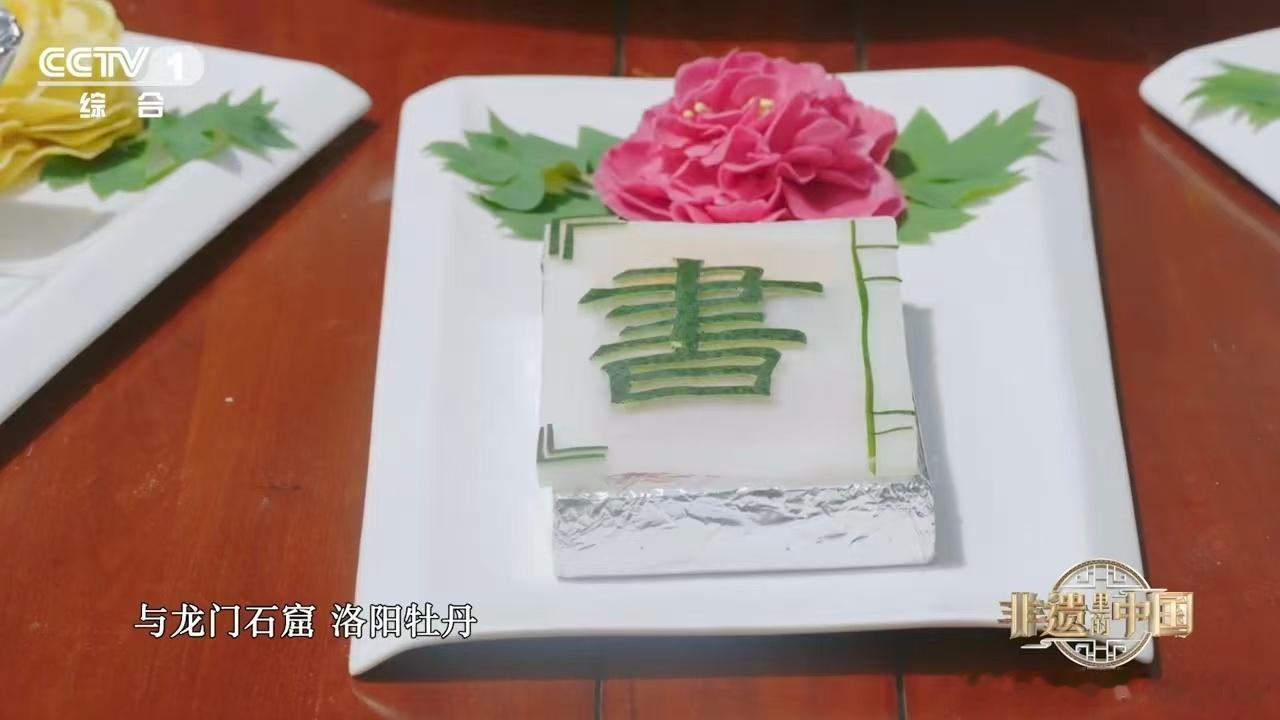 河南人把白萝卜做出燕窝味没有繁杂花哨的配料堆砌，只依靠厨师扎实刀工与慢熬高汤，简