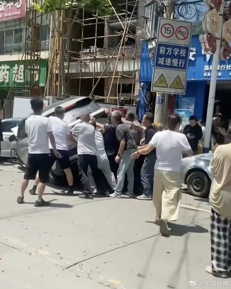 【陕西一地有车辆追尾，骑车接女儿放学的女子被卷车底，群众抬车救人，家属：已不幸去