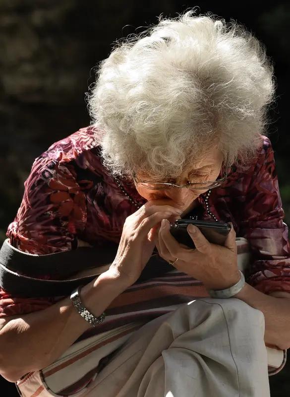 山东菏泽有位70多岁老奶奶，因视物模糊去检查，近视竟达2300度！原来她本身有白