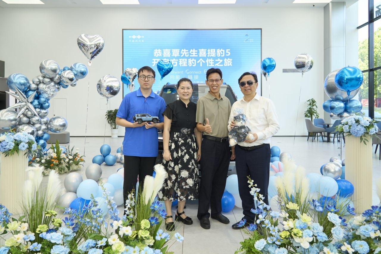 谁还没看王总方程豹交车名场面！车主送的墨镜一戴，亲切感直接拉满～能清晰感受到王总