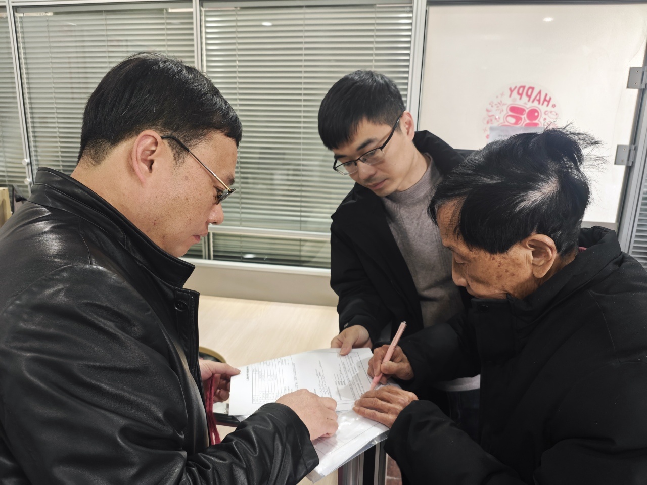 宁波江北这群人用实干传递民生温度 在宁波江北，一群网格员、社工与志愿者，以“家有