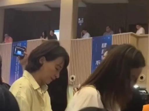 [兔子]老公欠下 9 亿巨债，董卿没闹离婚，而是褪去光环回归普通。她穿着素衣给儿