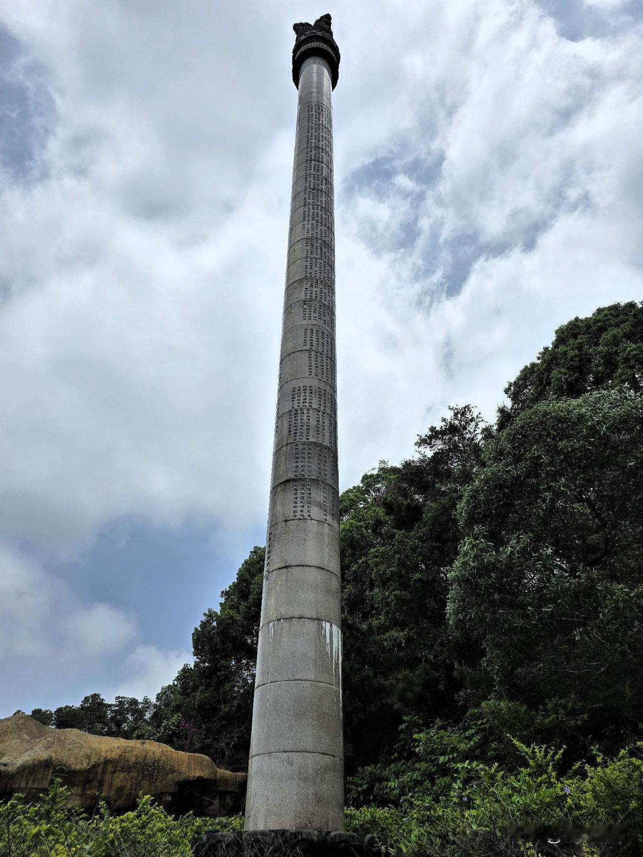 高山寺庙中，矗立一座直刺云天的石经幢。圆形石柱通体青灰，由基座、幢身、幢顶三叠构