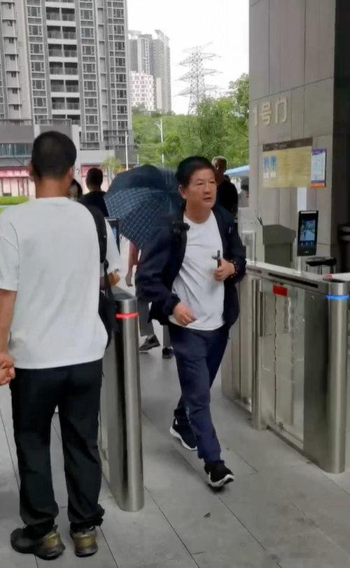 前往小区风水勘测；缘分这个词真的很奇妙 有人不远千里也会见面 有人近在咫尺 确没