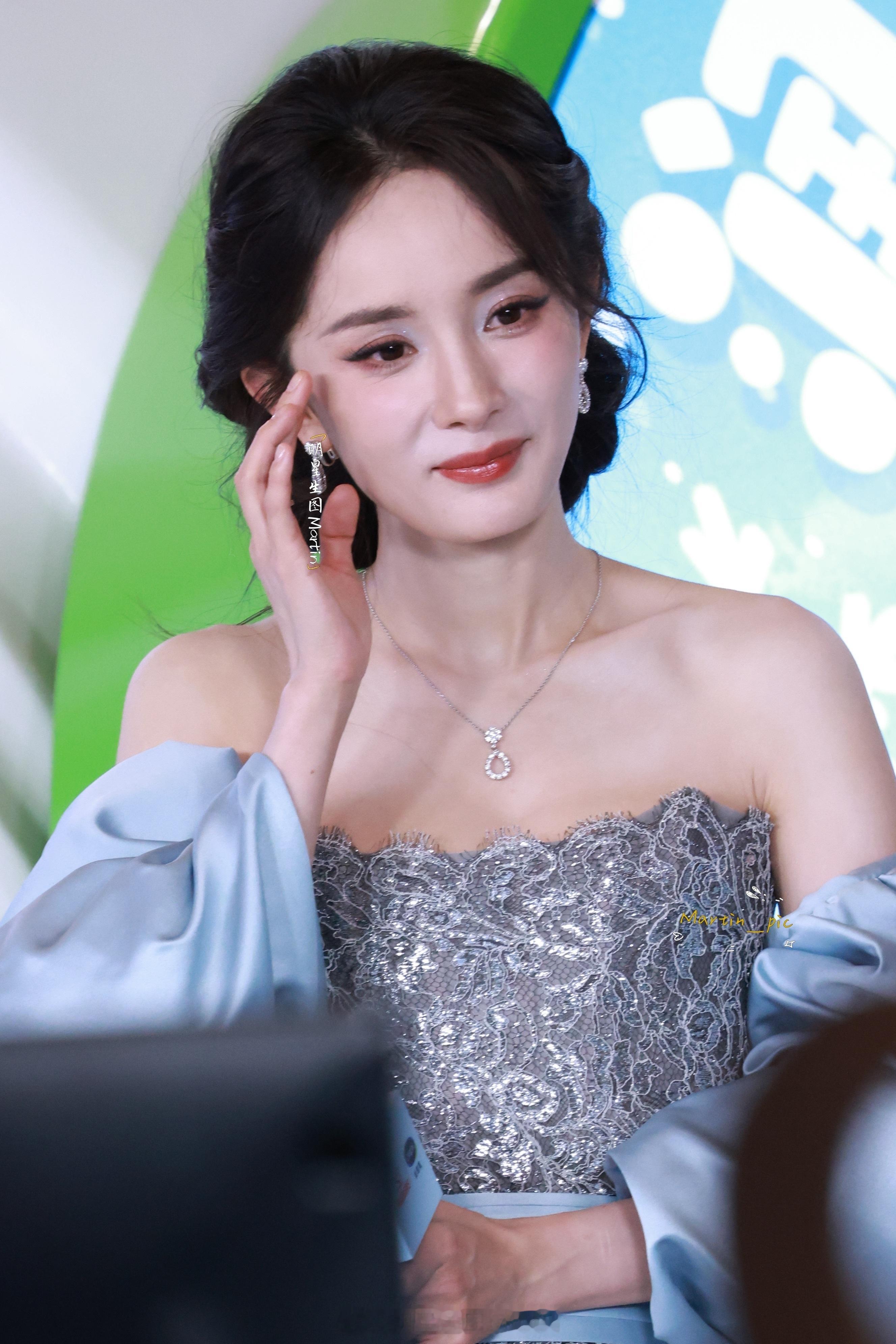 杨幂丝塔芙活动生图幂幂美到令人窒息 