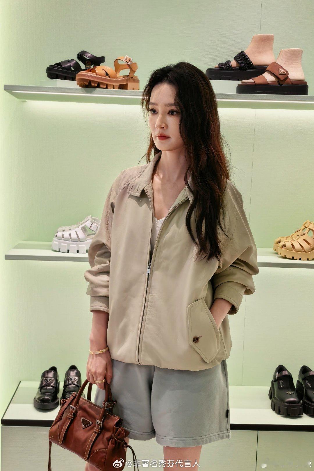 杨幂李沁欧阳娣娣合照好松弛好美的李沁！！ 