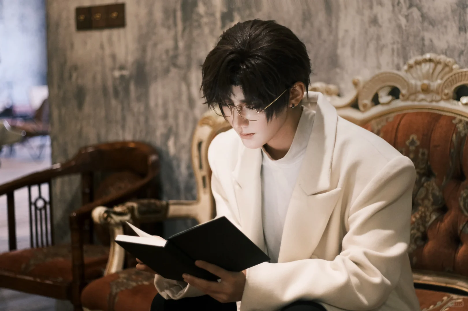 “我爱得太深，反而变得胆怯而拘谨。”