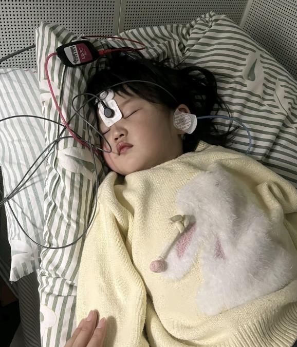 安徽被打的这个小女孩，妈妈发了一张她在医院的照片，头上贴着电极片。因为这几巴掌，