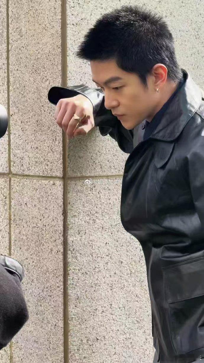 屈楚萧184寸头杀死了比赛 救命！屈楚萧的寸头皮衣造型太绝了，力量感和清爽感兼具