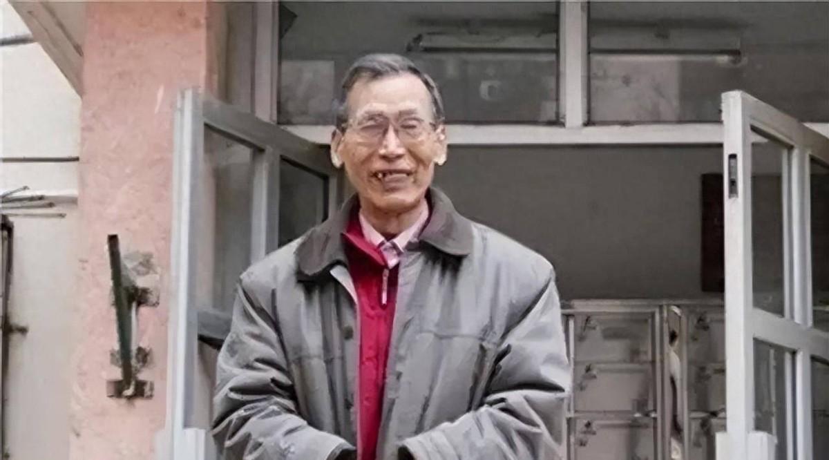 有人问，外交官是什么样的？西装革履，出入高档酒店，谈笑间签下亿万合同？

199