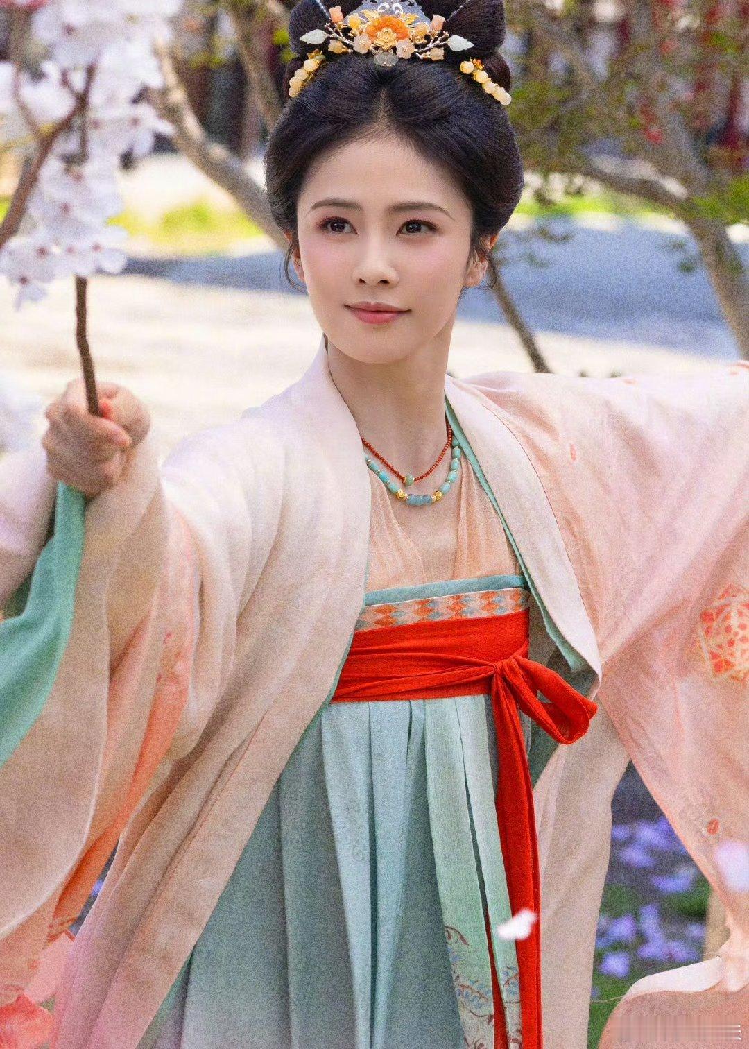 长得老是一种整体和感觉，看楚然就是会成熟但不老，赵晴大骨头但不老白很老肃 