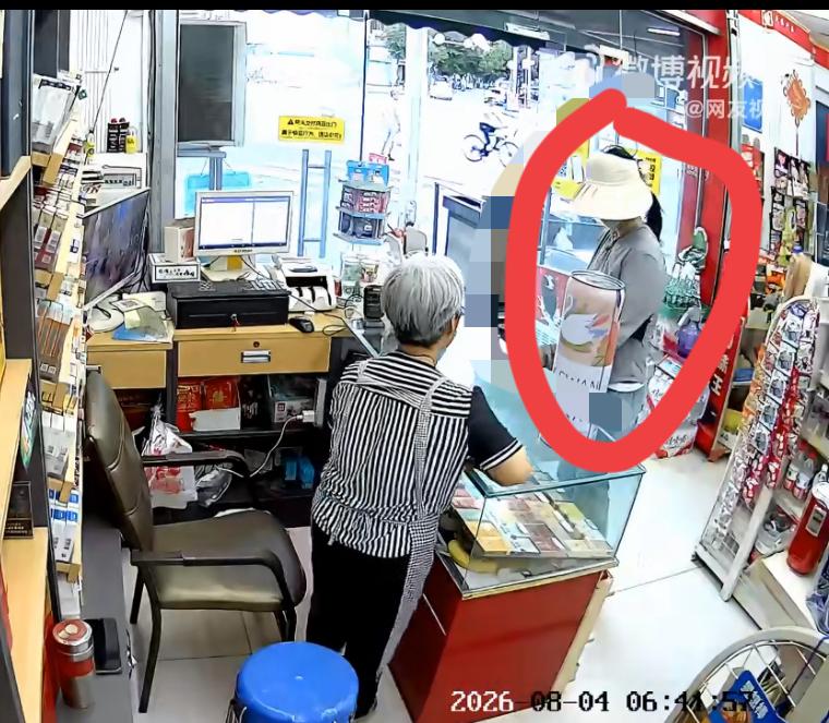 四川德阳，一戴太阳帽口罩的女子，试图用百元假钞欺骗老年人，却没想到老年人准备了验