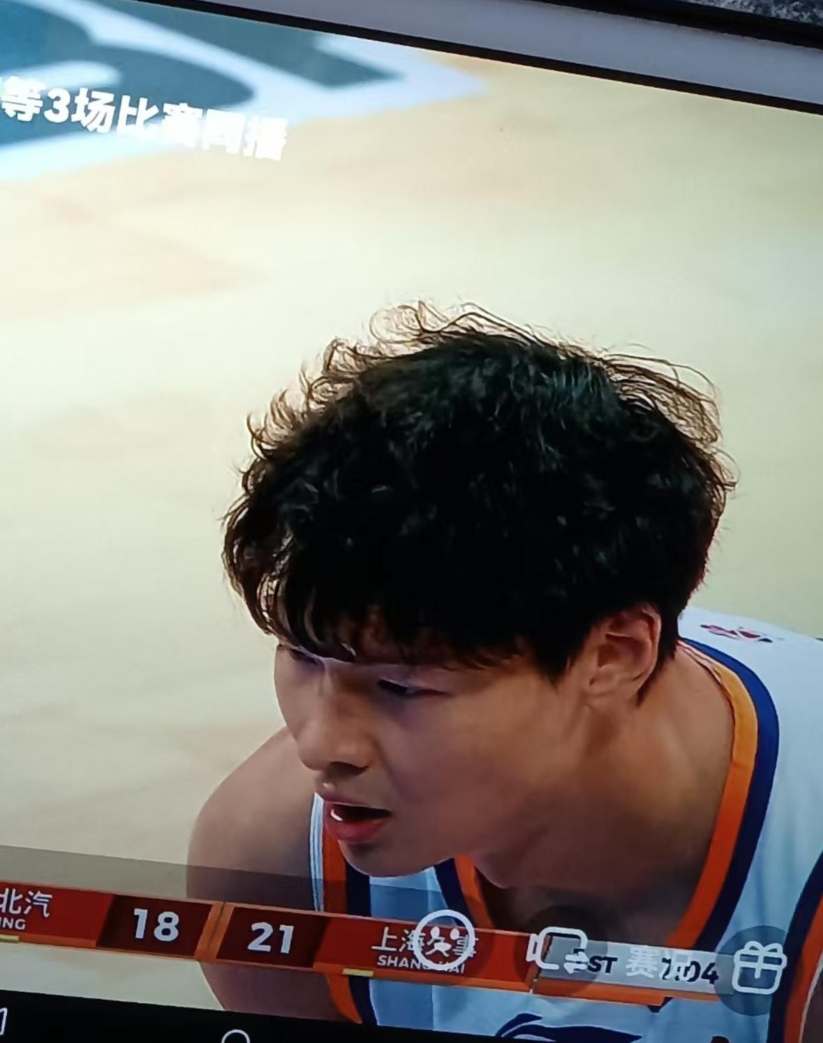 现役第一中锋毋庸置疑
四月十二号晚CBA联赛京沪大战，当球迷得知上海男篮的大白边