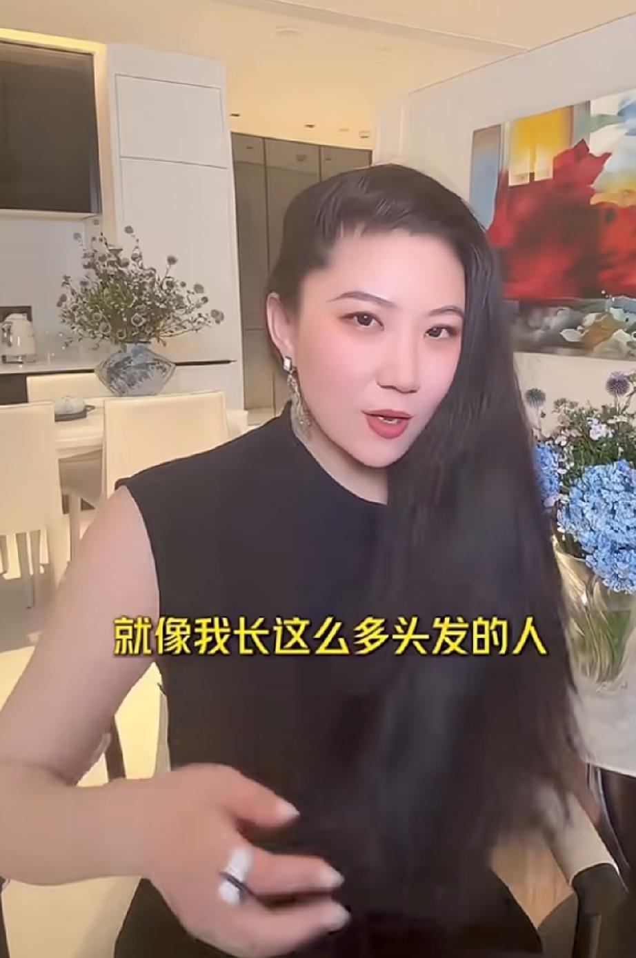 Coco叫谢贤别叫人来给她洗头，因为要给小费

她头发太多了，让别人洗头做造型会