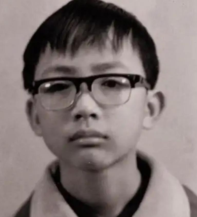 1988年，15岁赖宁因扑救山火牺牲，随后他的故事被收入教材，可是2012年又将