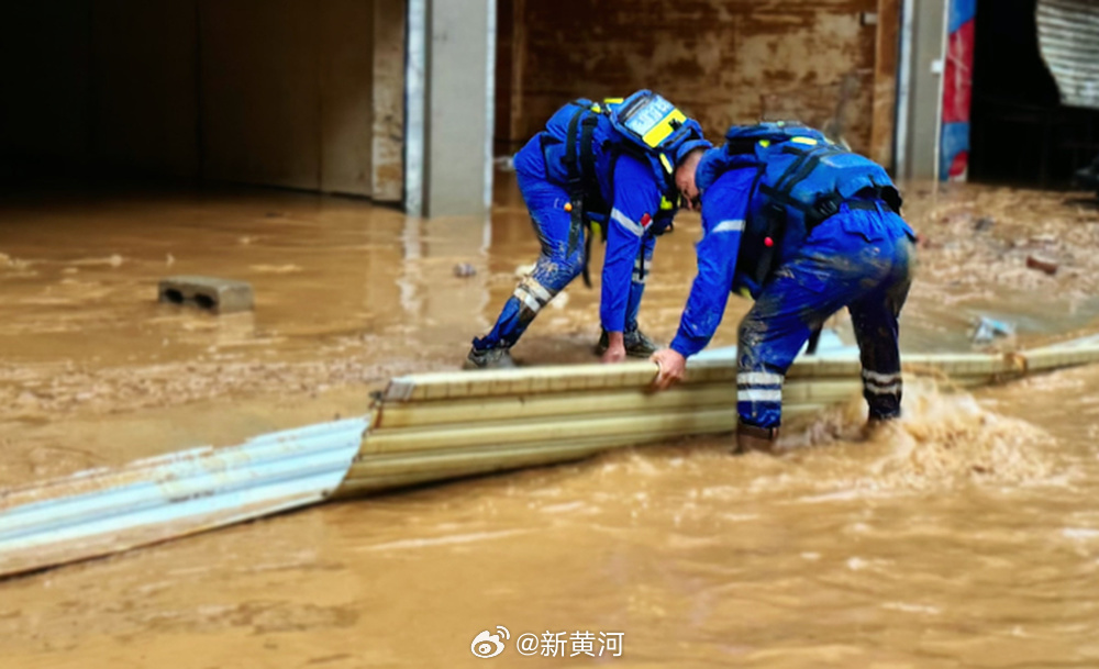【冲在广西救援一线！#济南一救援队7天转移近700人#】#济南队员说救灾时一天只