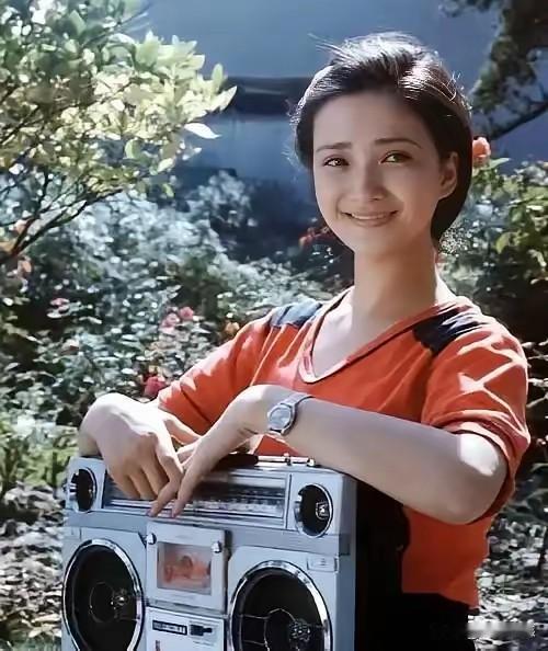 何晴年轻的时候，呈现出来的美，完全可以用清水出芙蓉、天然去雕饰来形容，这是一个真