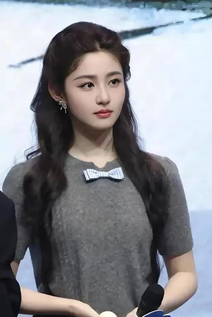 于正又为旗下艺人“爆灯”了！这次是赵晴，长文里直接夸她有“绝世的容颜”，还说是“