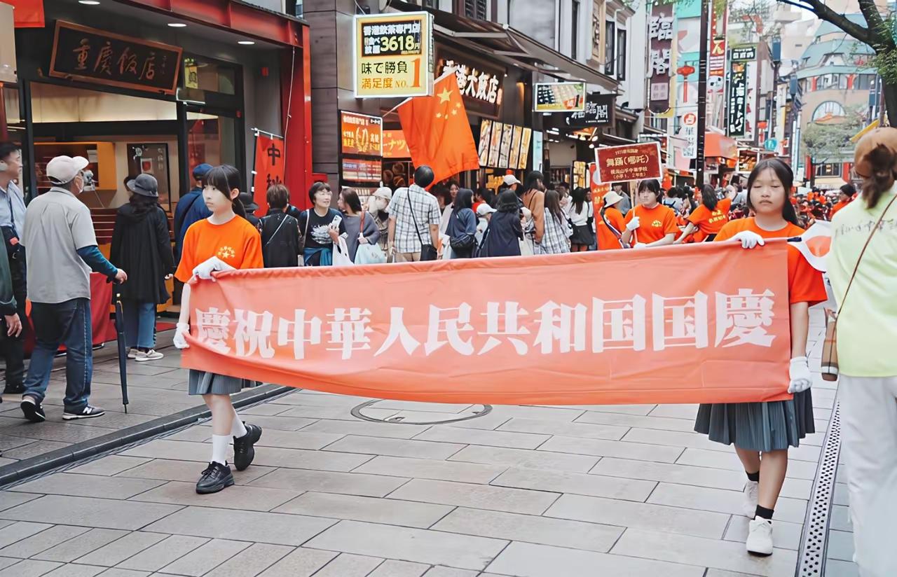 有网友分享了华人于国庆日在日本横滨街头庆祝国庆游行的情景。在日华人心系祖国情系国